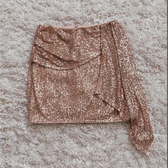 Dresses & Skirts - NWT rose gold sequin skirt